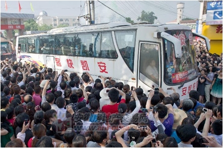 毛坦厂中学万人送考 警察沿途设岗场面震撼