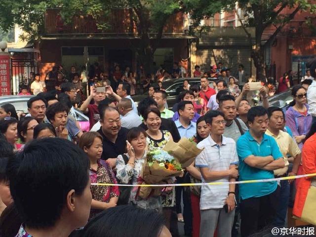 2016高考结束 家长捧花等待 直呼“熬到头啦”