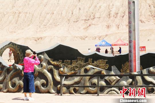 吐鲁番火焰山62度高温：游客热情不减络绎不绝（图）
