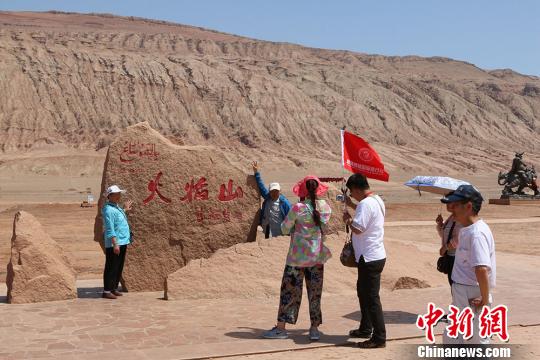 高温没有影响来自全国各地游客的热情，景区内的游客仍络绎不绝。　艾西丁？托乎提 摄