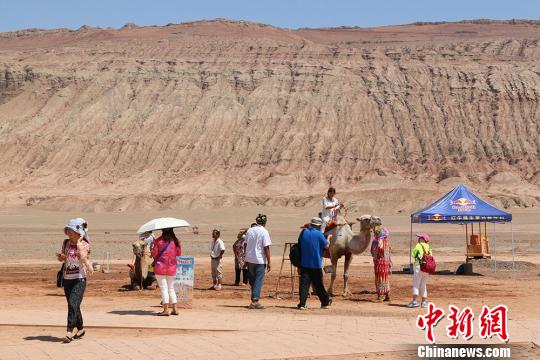 高温没有影响来自全国各地游客的热情，景区内的游客仍络绎不绝。　艾西丁？托乎提 摄