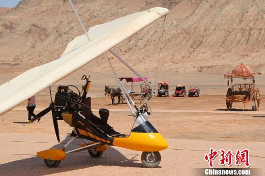 高温之下，吐鲁番火焰山开展了各类特种旅游吸引游客。　艾西丁？托乎提 摄