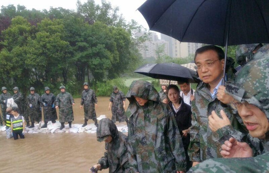 李克强冒大雨急赴武汉长江干堤管涌现场指挥抢险救灾