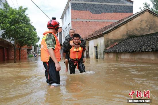 官兵将被困的老人、妇女等背至安全地带。