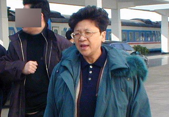 起底红通首犯杨秀珠：拆房起家 送礼用卡车拉