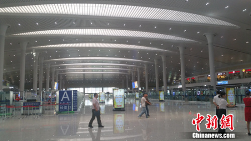 乌鲁木齐站候车大厅。中新网记者 李金磊 摄