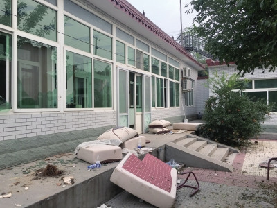 男子遭举报敲诈后自杀家属将尸体抬进举报者家