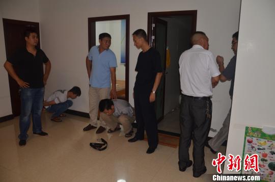 湖北打掉一家族式网络赌博诈骗团伙缴获近百张银行卡