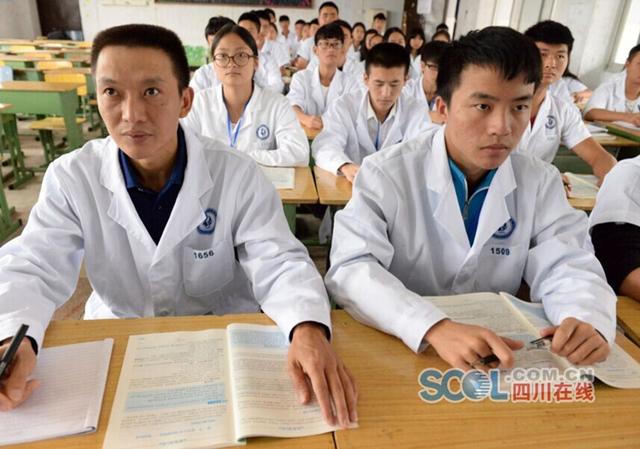 44岁父亲和17岁儿子一起上学 同校同班同寝室