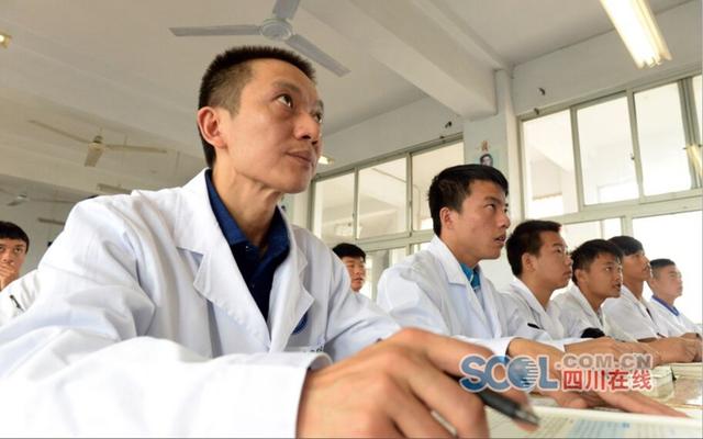 44岁父亲和17岁儿子一起上学 同校同班同寝室