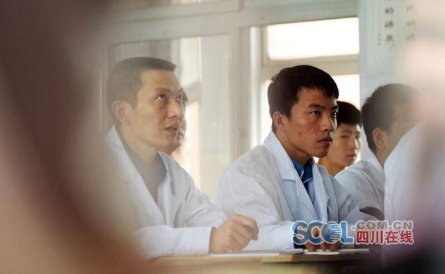 44岁父亲和17岁儿子一起上学 同校同班同寝室