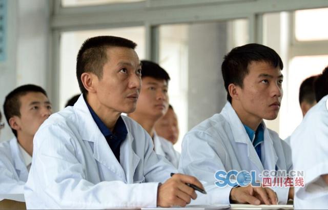 44岁父亲和17岁儿子一起上学 同校同班同寝室