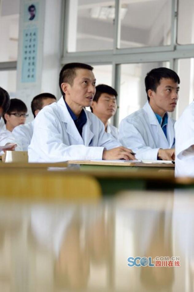 44岁父亲和17岁儿子一起上学 同校同班同寝室