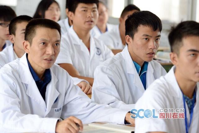 44岁父亲和17岁儿子一起上学 同校同班同寝室