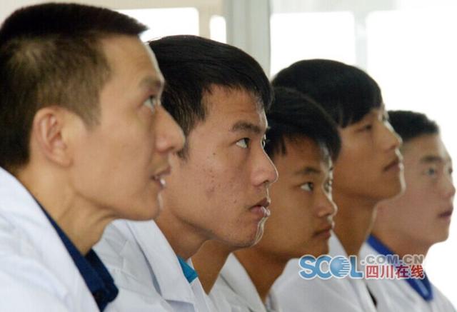 44岁父亲和17岁儿子一起上学 同校同班同寝室