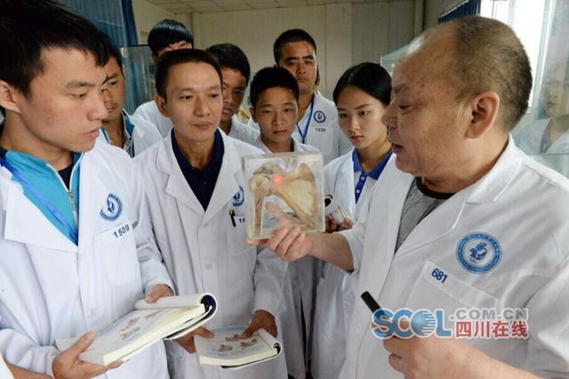 44岁父亲和17岁儿子一起上学 同校同班同寝室