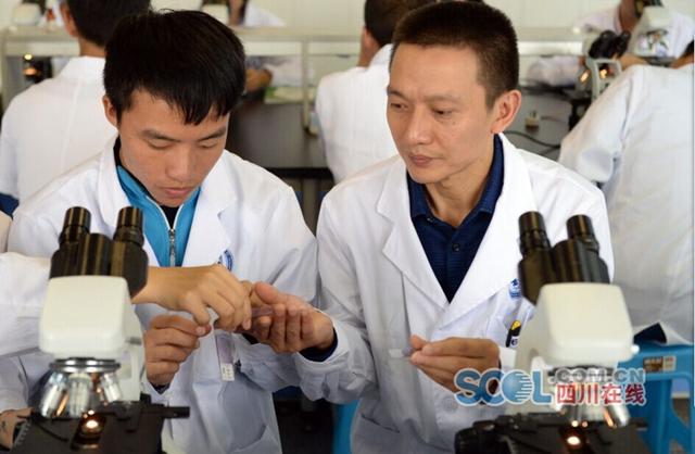 44岁父亲和17岁儿子一起上学 同校同班同寝室