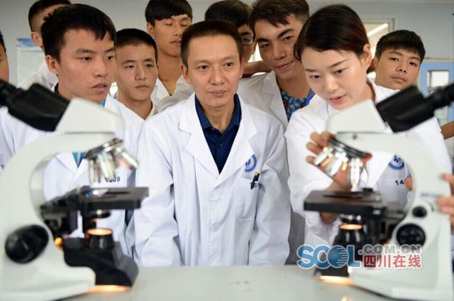 44岁父亲和17岁儿子一起上学 同校同班同寝室