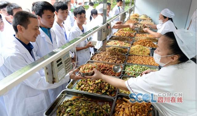 44岁父亲和17岁儿子一起上学 同校同班同寝室