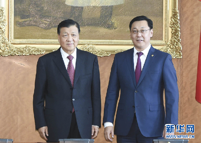 10月1日，中共中央政治局常委、中央书记处书记刘云山在乌兰巴托会见蒙古国总理额尔登巴特。 新华社记者 高洁 摄 