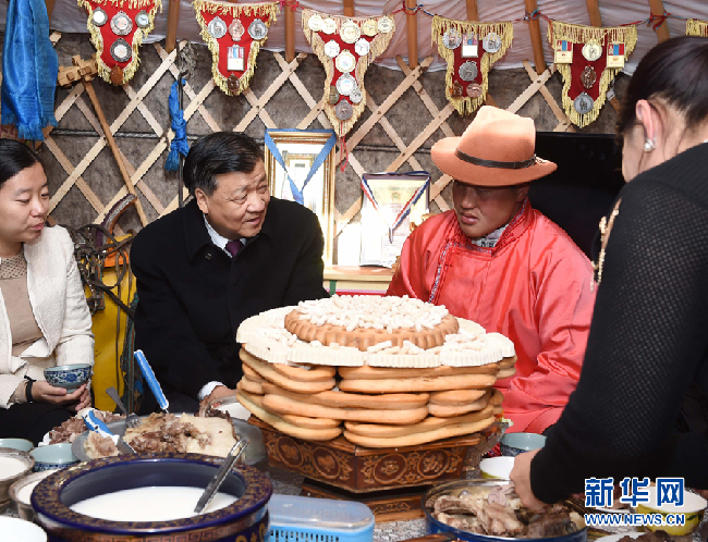 10月2日，正在蒙古国进行正式友好访问的中共中央政治局常委、中央书记处书记刘云山在中央省专程走访普通牧民家庭。 新华社记者饶爱民摄 