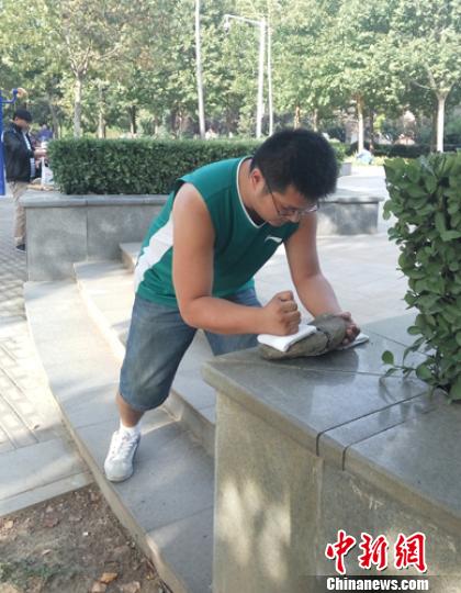 郑州拳风吹蜡小伙练就“斩魔剑”掌可劈石断棍