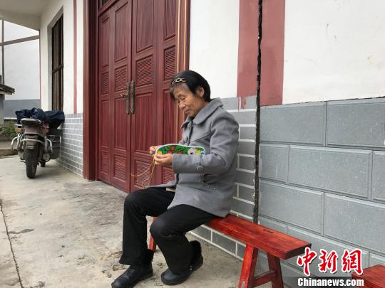 重庆“85后”村官扎根山乡助村民致富（图）