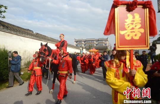 扬州再现300年前盐商结婚礼仪8对新人喜结连理