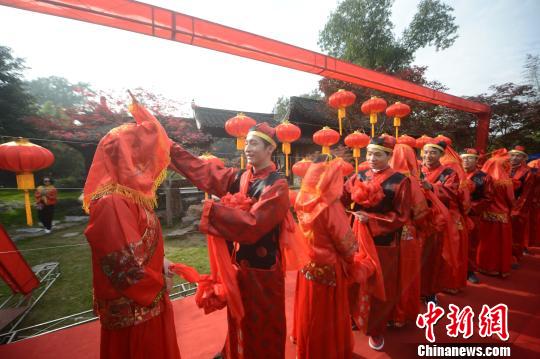 图为新郎掀起新娘盖头。　孟德龙 摄