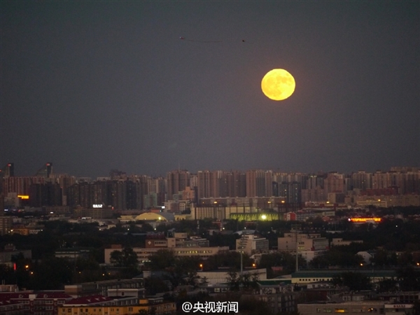 快看！“超级月亮”升起来了：68年最大一次
