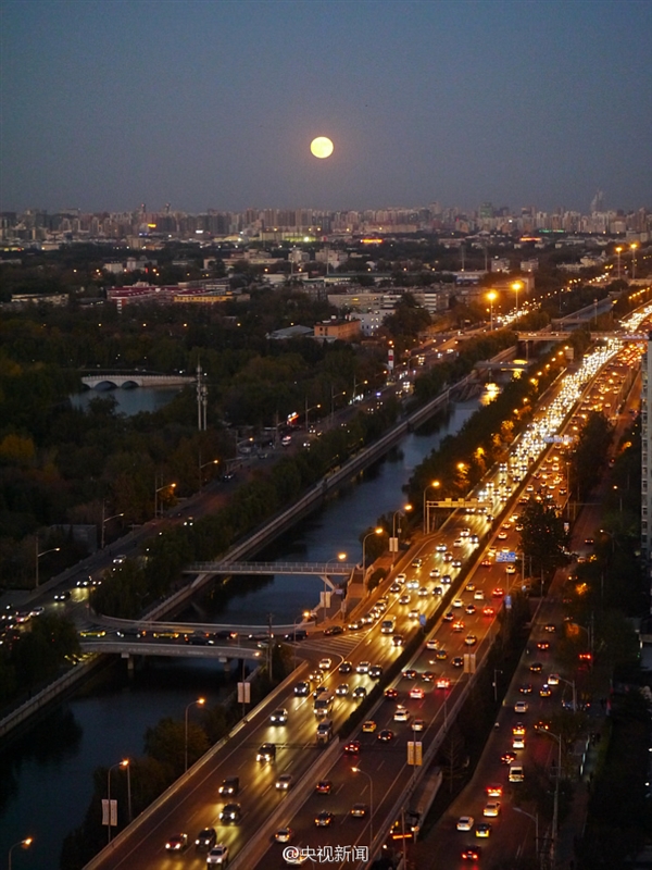 快看！“超级月亮”升起来了：68年最大一次