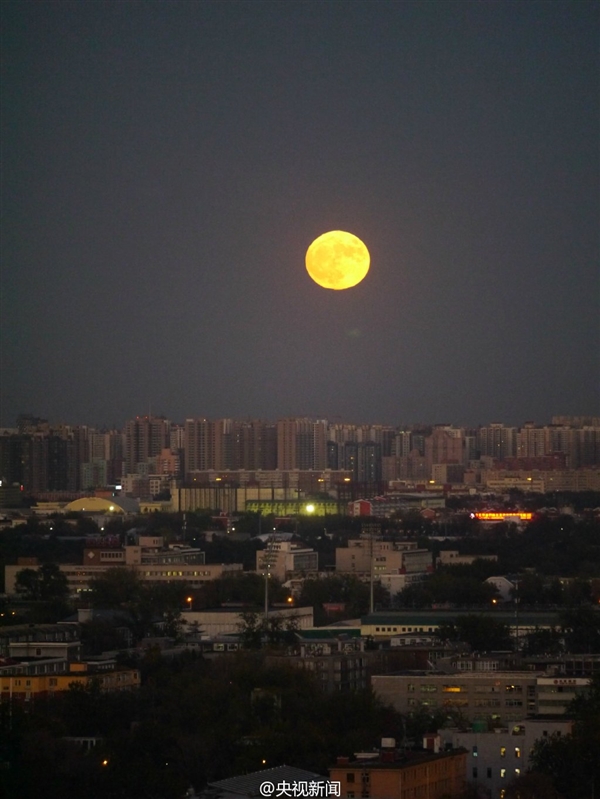 快看！“超级月亮”升起来了：68年最大一次