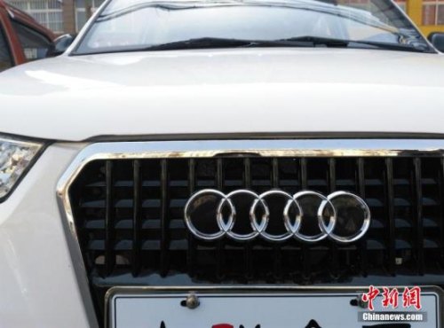 资料图：一电动汽车专卖店待售的电动汽车酷似各种知名豪车品牌。 视觉中国