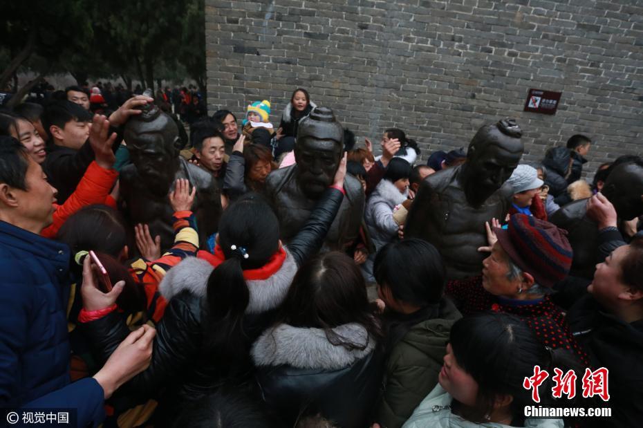 河南周口民众新年排队“打秦桧”保健康