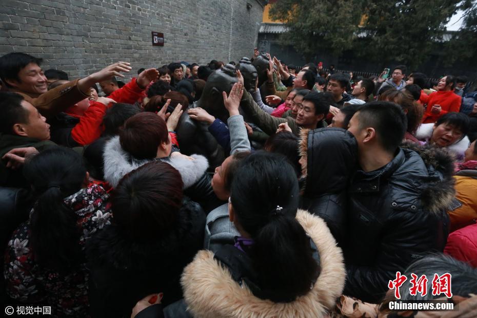 河南周口民众新年排队“打秦桧”保健康