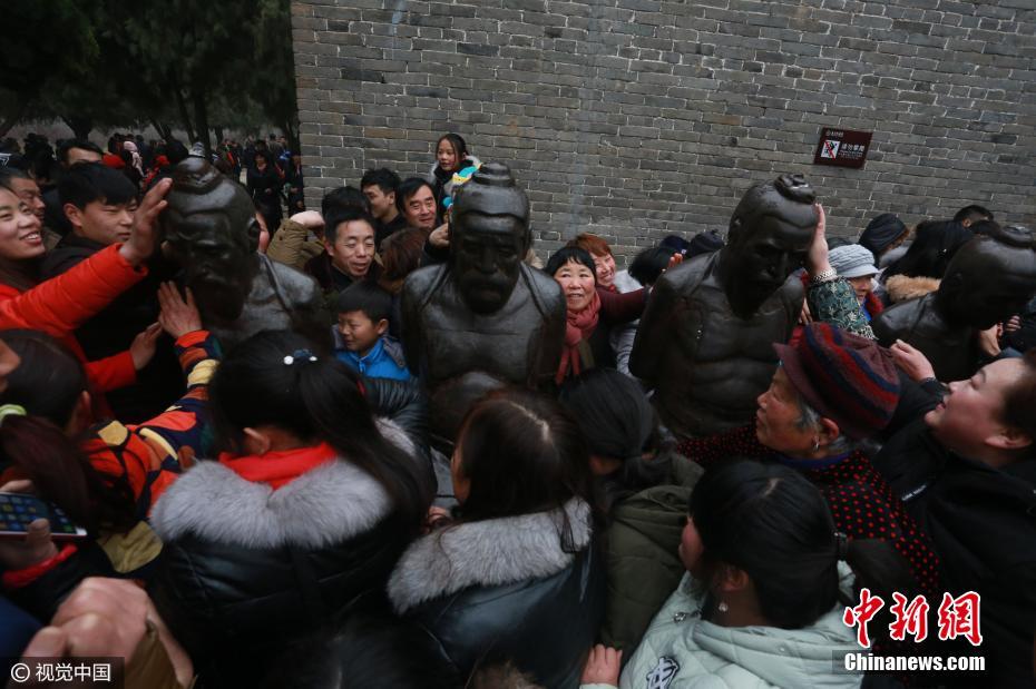 河南周口民众新年排队“打秦桧”保健康