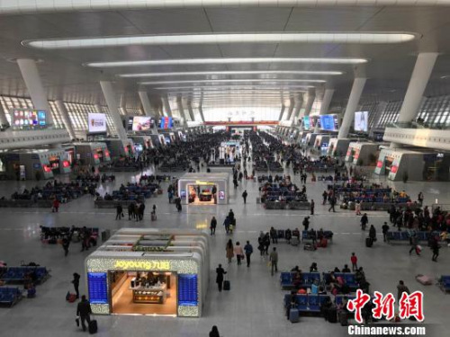 图为春运期间的杭州火车东站。施佳秀 摄