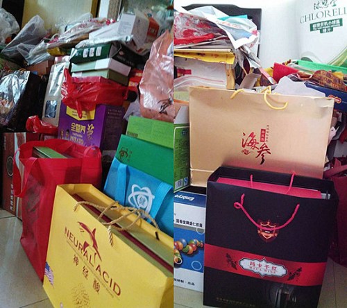 刘女士的母亲与老伴都是大学退休教师，他们把全部积蓄都买了保健品。图为刘女士母亲购买的保健品。来源：受访者供图