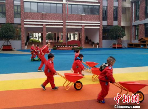  资料图：图为贵州省遵义市实验幼儿园第一分园的幼儿与教师在游戏中体验建筑设计。　黄蕾瑾 摄