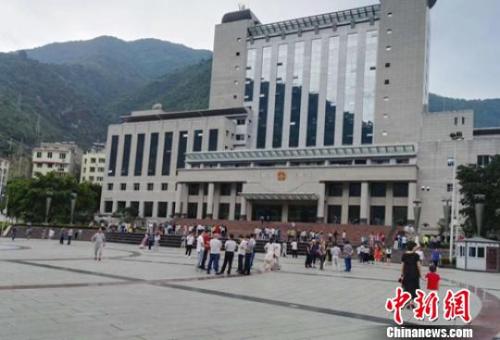 地震发生后,石棉民众跑出大楼站在广场上。 郑晓蓉 摄 点击进入下一页