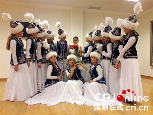 由中国文化和旅游部主办的上海合作组织成员国艺术节开幕式暨民族音乐会演出５月３０日在北京保利剧院举行，来自上合组织成员国各国的民族乐队为观众献上了一场精彩纷呈的视听盛宴。（图片来源：国际在线）