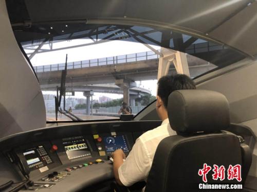 开车前，列车驾驶员在驾驶室进行设备调试。冷昊阳 摄