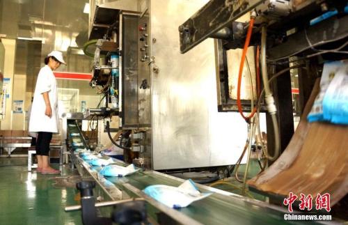 资料图：食盐装箱入库。王昊阳 摄