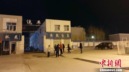 图为街上避震人群。　樊永涛 摄