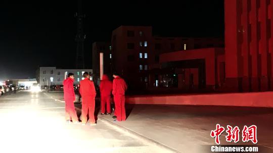 图为街上行人。　樊永涛 摄