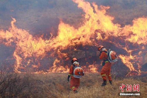 3月30日内蒙古锡林郭勒盟森林消防支队驰援山西省沁源县森林火灾现场。 内蒙古锡林郭勒盟森林消防支队供图 点击进入下一页