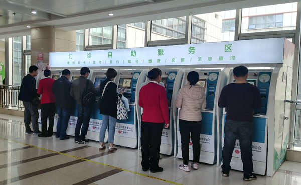 青岛市妇女儿童医院门诊自助服务区井然有序。  邹杨 摄