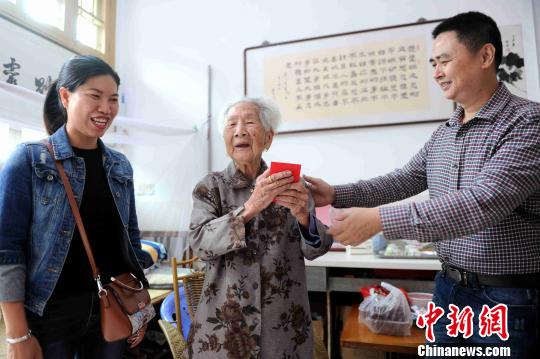 诏安县老龄委慰问周如惜老人。　张金川 摄