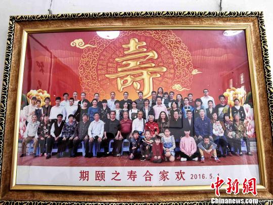 如今，周如惜已四代同堂，在她家墙上挂着一幅几十口人的全家福，其乐融融，体现着孝善文化。　张金川 摄