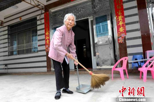 102周岁的黄赛茶住在诏安县桥东镇甲洲村，如今依然记忆清晰、活动敏捷，是一位“乐天派”。　张金川 摄